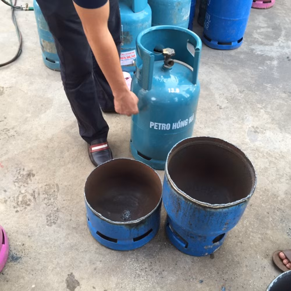 Phạt tiền từ 1.000.000 đồng đến 2.000.000 đồng đối với hành vi sắp xếp chất, hàng nguy hiểm về cháy, nổ trên phương tiện vận chuyển không đúng theo quy định; 