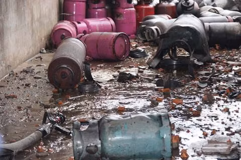 Phạt tiền từ 10.000.000 đồng đến 15.000.000 đồng đối với trường hợp vận chuyển chất, hàng nguy hiểm về cháy, nổ mà không có giấy phép vận chuyển chất, hàng nguy hiểm về cháy, nổ. 