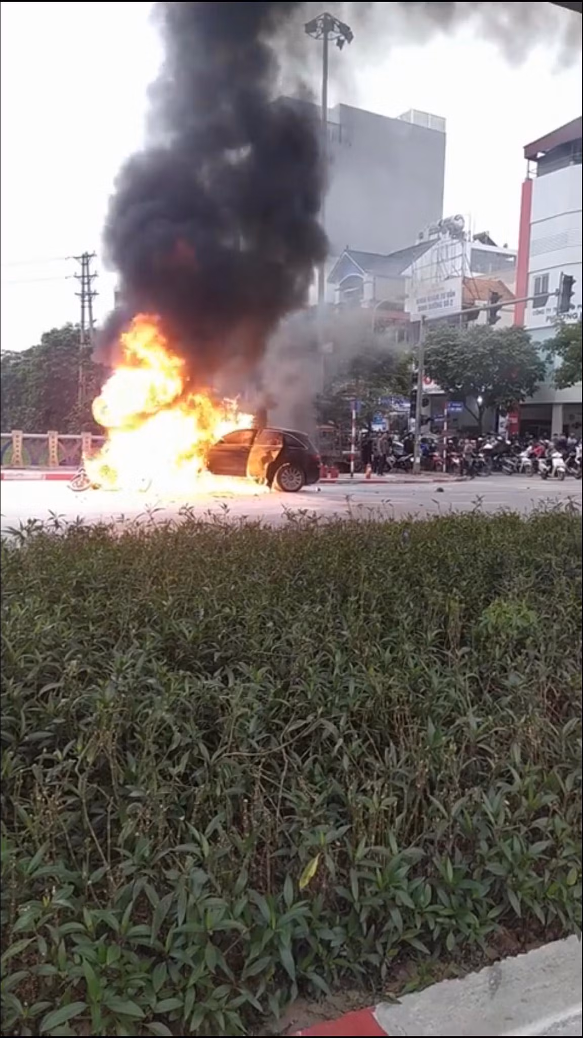 Theo vị này, vụ tai nạn khiến 1 người tử vong, 1 ô tô, 3 xe máy và 1 xe điện bị cháy nặng, gần như xe ô tô bị phá hủy hoàn toàn.