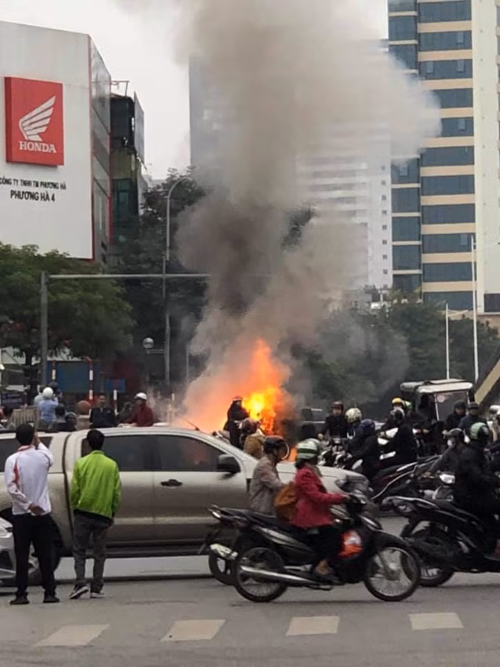 Người lái chiếc Mercedes GLC 250 mang BKS 30G-007.85 gây tai nạn được xác định là Vũ Thị Hồng Thái (SN 1972, ở quận Cầu Giấy, Hà Nội).