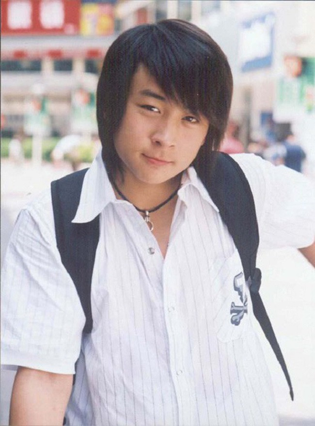 Năm 2003, sau khi hoàn thành vai diễn Trương Vô Kỵ thời trẻ trong Ỷ Thiên Đồ Long Ký, Thích Tiểu Long đột ngột rút khỏi màn ảnh, sang Mỹ du học để trau dồi thêm kiến thức.