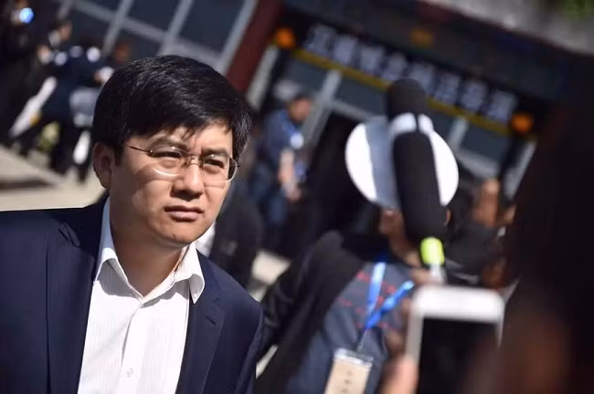 Từ ngày Triệu Hân Bồi cự tuyệt với showbiz, công chúng cũng dần quên mất cậu bé Hồng Hài Nhi năm nào. Đến năm 1999, truyền thông Trung Quốc bất ngờ phát hiện Triệu Hân Bồi là một trong những sinh viên giỏi khoa công nghệ máy tính của Đại học Bắc Kinh.