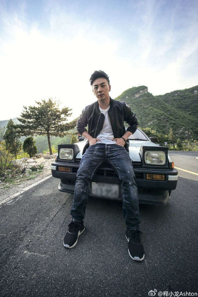 Anh sở hữu nhiều siêu xe có giá trị lớn như chiếc SUV hạng sang Range Rover Autobiography, có giá khoảng 10 tỷ đồng. Ngoài ra, siêu xe Audi R8 và Nissan GT-R cũng nằm trong bộ sưu tập của anh.