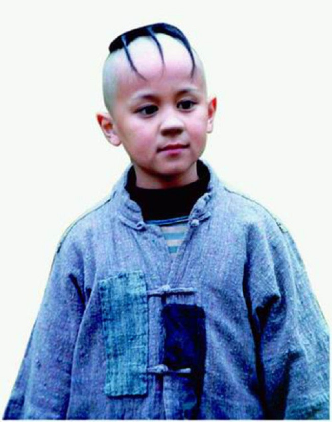 Đảm nhận vai Tam Mao chính là cậu bé Mạnh Trí Siêu (sinh năm 1987). Năm đó, Mạnh Trí Siêu mới là học sinh lớp 3 và không hề có kinh nghiệm diễn xuất. Thế nhưng nhờ sự lém lỉnh, cậu đã đánh bại hơn 6000 đối thủ để trở thành cậu bé Tam Mao nổi tiếng.