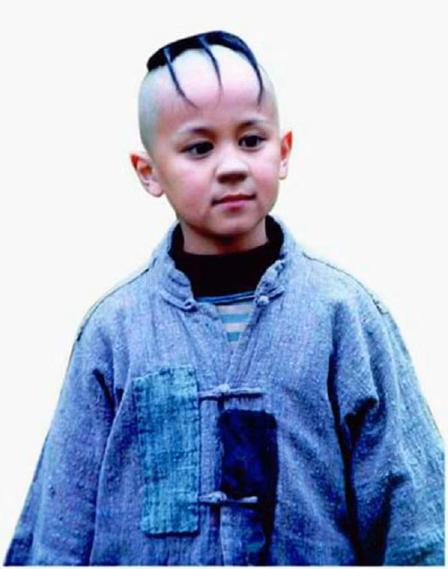 Đảm nhận vai Tam Mao chính là cậu bé Mạnh Trí Siêu (sinh năm 1987). Năm đó, Mạnh Trí Siêu mới là học sinh lớp 3 và không hề có kinh nghiệm diễn xuất. Thế nhưng nhờ sự lém lỉnh, cậu đã đánh bại hơn 6000 đối thủ để trở thành cậu bé Tam Mao nổi tiếng.