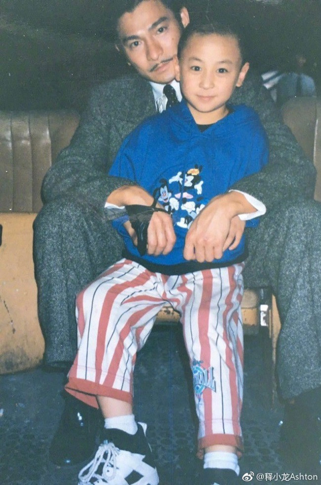 Thích Tiểu Long sinh năm 1988, tên thật là Trần Tiểu Long. Anh sinh ra tại Trịnh Châu, nơi “đóng đô” của ngôi chùa danh tiếng Thiếu Lâm Tự. Từ năm hai tuổi, Tiểu Long đã được cha đưa lên chùa học võ. Nam diễn viên từng được coi là thần đồng võ thuật, "cậu bé vàng" của màn ảnh Trung Hoa và được kỳ vọng sẽ kế cận những ngôi sao võ thuật Lý Liên Kiệt, Thành Long, Chân Tử Đan.