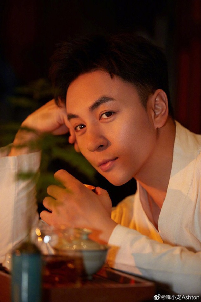 Thời gian gần đây, Thích Tiểu Long có nhận lời mời làm mẫu ảnh cho một số tạp chí, đồng thời mở võ đường dạy võ. Vì vậy, cuộc sống của Thích Tiểu Long vô cùng dư dả, thoải mái.