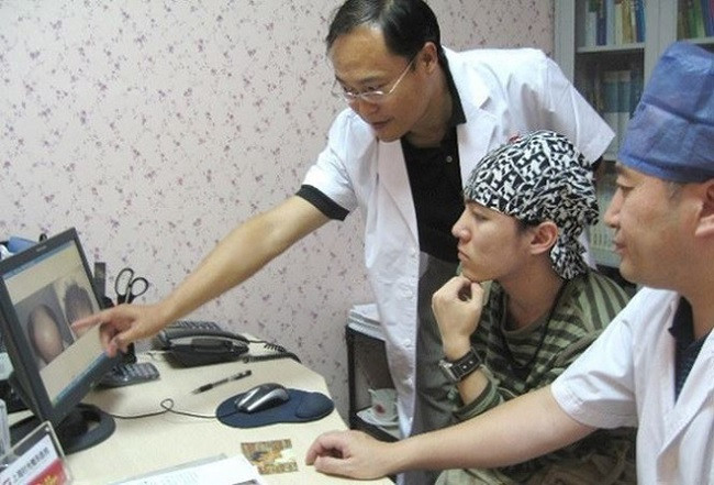 Không những sự nghiệp không thuận lợi, Mạnh Trí Siêu còn gặp hạn lớn về đường sức khỏe. Để hóa thân vào vai diễn Tam Mao, Mạnh Trí Siêu liên tục phải cạo trọc đầu và dùng keo dán mỗi ngày để cố định 3 chỏm tóc trên đầu. Vì vậy sau đó, da đầu của Mạnh Trí Siêu tổn thương nghiêm trọng, không thể mọc tóc. Từ năm 14 tuổi, Mạnh Trí Siêu đã liên tục phải đội tóc giả và tìm cách chạy chữa căn bệnh lạ. Anh thậm chí không ngại bỏ ra 10.000 nhân dân tệ (gần 34 triệu đồng) nhờ bạn mua thuốc ở nước ngoài. Tuy nhiên, mọi nỗ lực đều công cốc.