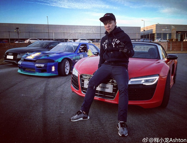 Tuy nhiên, Thích Tiểu Long lại thu hút sự chú ý của dư luận bởi cuộc sống đời tư. Ngôi sao võ thuật thường xuyên được mời làm giám khảo ở các giải đấu quyền anh chuyên nghiệp, khách mời của nhiều chương trình truyền hình.