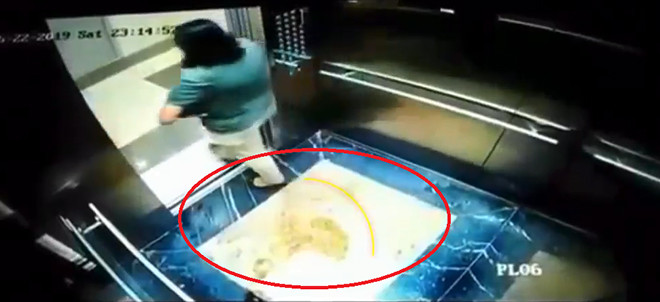 Người dân chung cư phát hiện bãi nước có mùi khai trên sàn thang máy đã báo cho ban quản lý tòa nhà xem xét. Trích xuất camera an ninh, đơn vị quản lý tòa nhà phát hiện hai khách nữ đến một căn hộ tại tầng 27 của tòa nhà này chơi. Trong quá trình đi lên thang máy, một phụ nữ đã dùng mũ bảo hiểm để che camera an ninh, một người phụ nữ khác tiểu bậy xuống sàn thang máy.