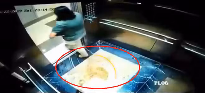 Người dân chung cư phát hiện bãi nước có mùi khai trên sàn thang máy đã báo cho ban quản lý tòa nhà xem xét. Trích xuất camera an ninh, đơn vị quản lý tòa nhà phát hiện hai khách nữ đến một căn hộ tại tầng 27 của tòa nhà này chơi. Trong quá trình đi lên thang máy, một phụ nữ đã dùng mũ bảo hiểm để che camera an ninh, một người phụ nữ khác tiểu bậy xuống sàn thang máy.