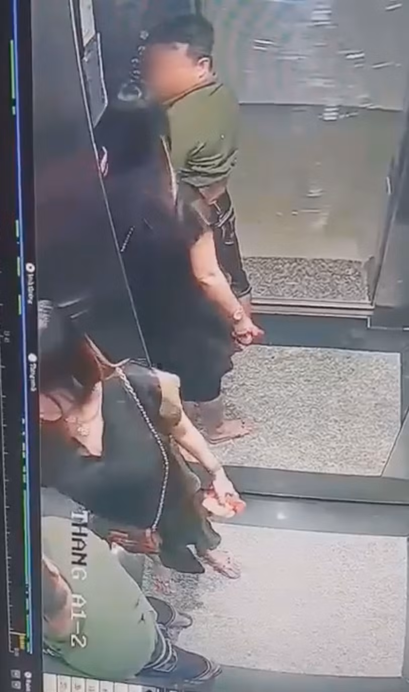  Người phụ nữ che cho kẻ tè bậy trong thang máy: Vụ việc xảy ra trong thang máy A1 chung cư Moscow Tower, phường Tân Thới Nhất, quận 12, TP.HCM và được lan truyền chóng mặt trên mạng xã hội facebook vào ngày 3/10.