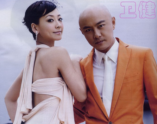 Cặp đôi hẹn hò khi Trương Vệ Kiện đã bước sang tuổi 33, còn nữ diễn viên họ Trương chỉ mới 24 tuổi. Đến năm 2004, cả hai bí mật đăng ký kết hôn và tổ chức một hôn lễ nhỏ chỉ có mục sư chứng giám. 5 năm sau, đám cưới linh đình của bộ đôi diễn viên được diễn ra tại Hong Kong. Tuy nhiên, sau hơn chục năm chung sống, Trương Vệ Kiện và Trương Tây chấp nhận cuộc sống không con cái do 2 lần sảy thai vào năm 2007, 2014 đã cướp đi quyền làm mẹ của người đẹp Tiếu ngạo giang hồ.