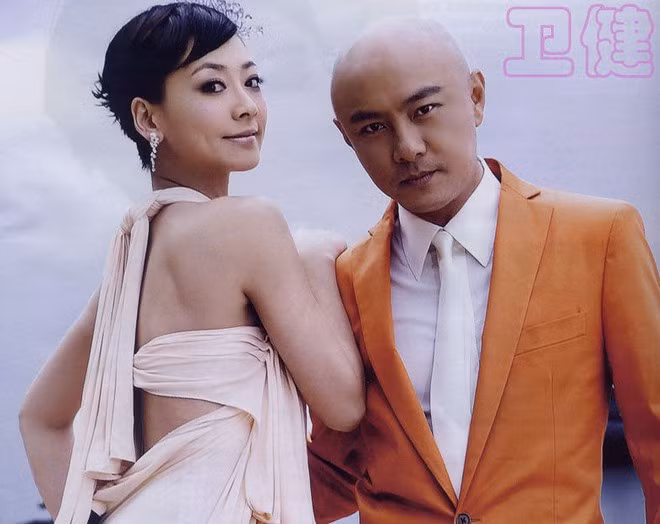 Cặp đôi hẹn hò khi Trương Vệ Kiện đã bước sang tuổi 33, còn nữ diễn viên họ Trương chỉ mới 24 tuổi. Đến năm 2004, cả hai bí mật đăng ký kết hôn và tổ chức một hôn lễ nhỏ chỉ có mục sư chứng giám. 5 năm sau, đám cưới linh đình của bộ đôi diễn viên được diễn ra tại Hong Kong. Tuy nhiên, sau hơn chục năm chung sống, Trương Vệ Kiện và Trương Tây chấp nhận cuộc sống không con cái do 2 lần sảy thai vào năm 2007, 2014 đã cướp đi quyền làm mẹ của người đẹp Tiếu ngạo giang hồ.