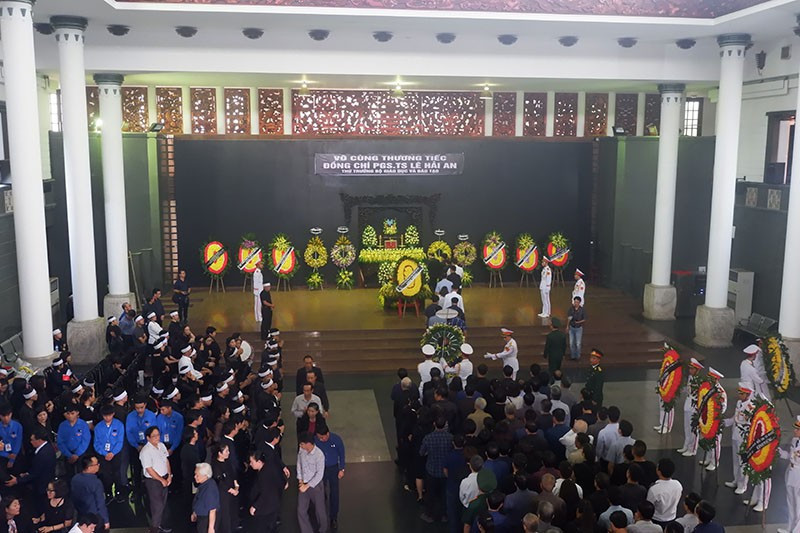 Năm 2010, ông được công nhận chuẩn chức danh Phó giáo sư và là Phó hiệu trưởng ĐH Mỏ - Địa chất từ năm 2011-2014.