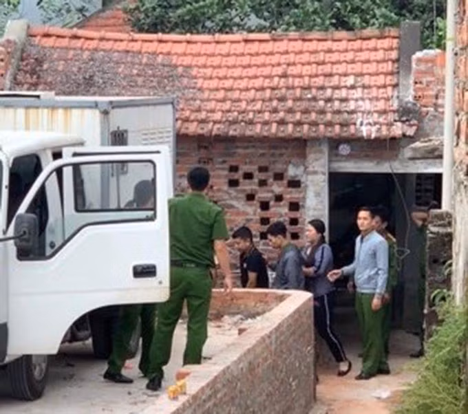 Theo vị này, chủ sới bạc đã cải tạo hầm kiên cố từ một bể bơi cũ. Bên cạnh đó, khu vực này được xây dựng hệ thống an ninh chắc chắn, tường cắm đinh và camera theo dõi.