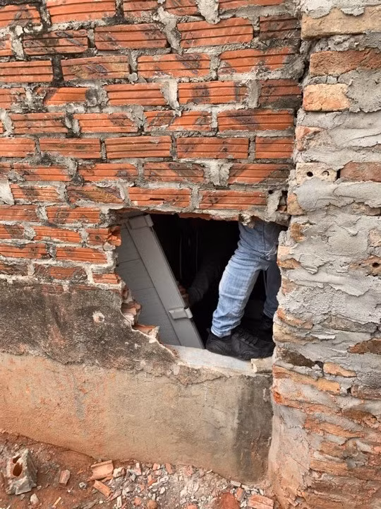 Trao đổi với báo chí, lãnh đạo công an huyện Vĩnh Tường (Vĩnh Phúc) cho biết, đây là đường dây đánh bạc quy mô lớn, công an huyện đã có sự tham mưu và phối hợp với công an tỉnh triệt phá. (Ảnh: Lao Động).