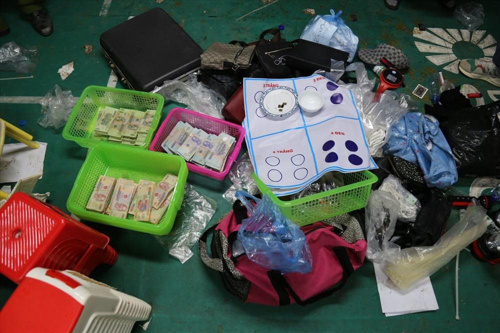 Tang vật bị cơ quan chức năng thu giữ. &gt;&gt;&gt; Xem thêm video: Phá mạng lưới đánh bạc online 4.000 tỷ. Nguồn VTC Now.
