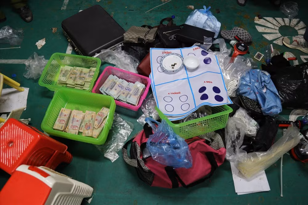 Tang vật bị cơ quan chức năng thu giữ. >>> Xem thêm video: Phá mạng lưới đánh bạc online 4.000 tỷ. Nguồn VTC Now.