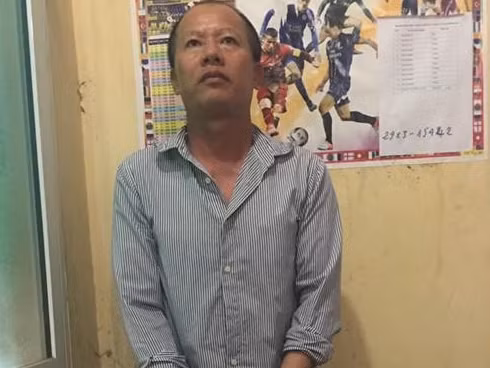 Thấy bà Việt đang nằm gần chỗ ông Hải, Đông đi đến chém nhiều nhát lên người bà Việt. Tiếp tục nổi máu côn đồ, Đông đi vào sân nhà ông Hải và gặp chị Nguyễn Thị Bắc (con gái ông Hải) nên dùng dao chém 1 nhát vào đầu chị Bắc.