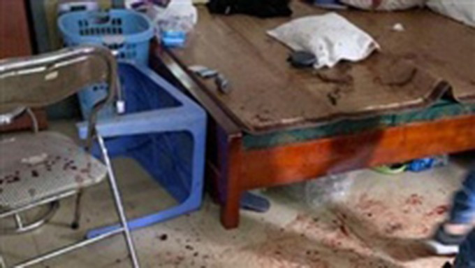 Phát hiện sự việc, người thân gia đình ông Hoàng tri hô. Người dân xung quanh đã chạy đến vây bắt được Lễ, thu giữ con dao. Ông Hoàng được gia đình nhanh chóng đưa đến bệnh viện Long An cấp cứu, sau đó chuyển lên Bệnh viện ở TP.HCM. Do bị thương nặng với khoảng 10 vết chém, nạn nhân đã tử vong chiều cùng ngày.