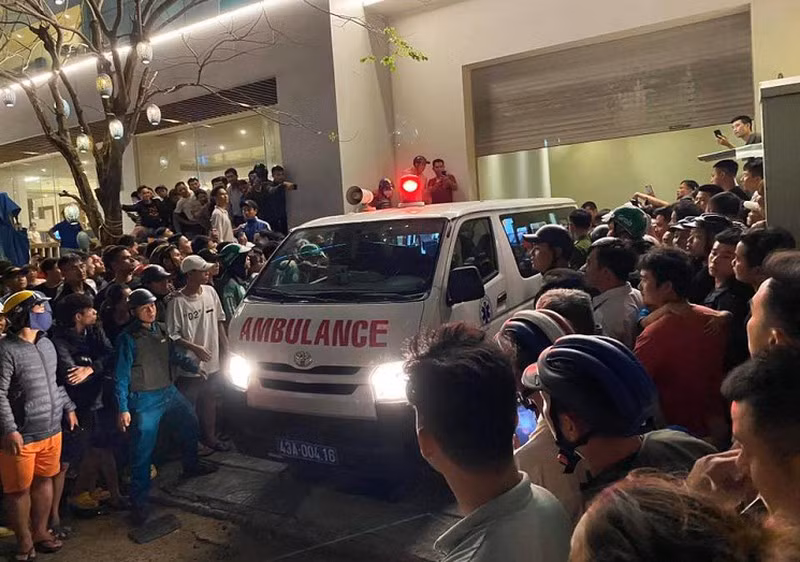 Xác minh ban đầu, người này tên T.P.Đ (42 tuổi, ngụ quận 9, TP.HCM). Trước khi được giải cứu, người này đã dùng dao tự cắt bộ phận sinh dục gây mất máu.