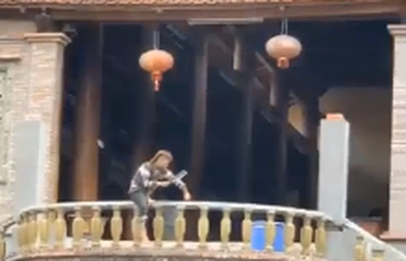  Nam thanh niên ngáo đá dùng dao chặt nhiều ngón tay của mình: Khoảng 8h ngày 16/11, một nam thanh niên có biểu hiện nghi "ngáo đá" trèo lên cổng chùa chùa Phúc Long (đường Ngô Xuân Quảng, huyện Gia Lâm, Hà Nội) la hét, gây mất trật tự.