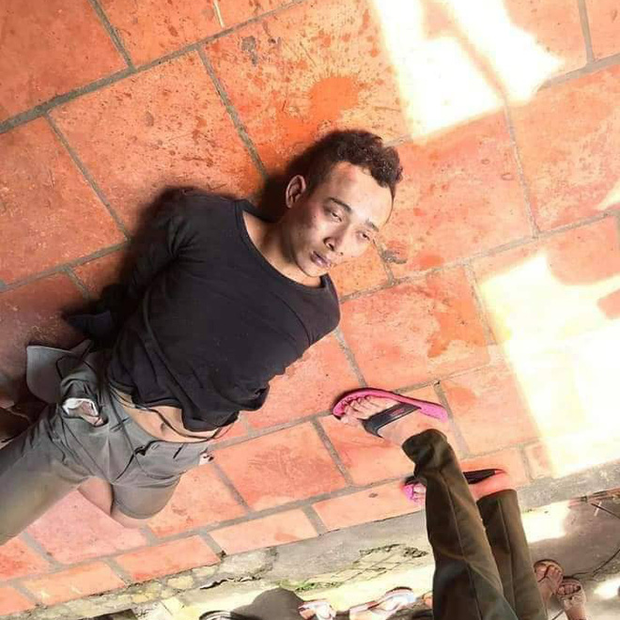 Người dân nghe la hét nên chạy tới kiểm tra thì phát hiện sự việc, lập tức khống chế bắt giữ nam thanh niên này và báo cơ quan chức năng. 