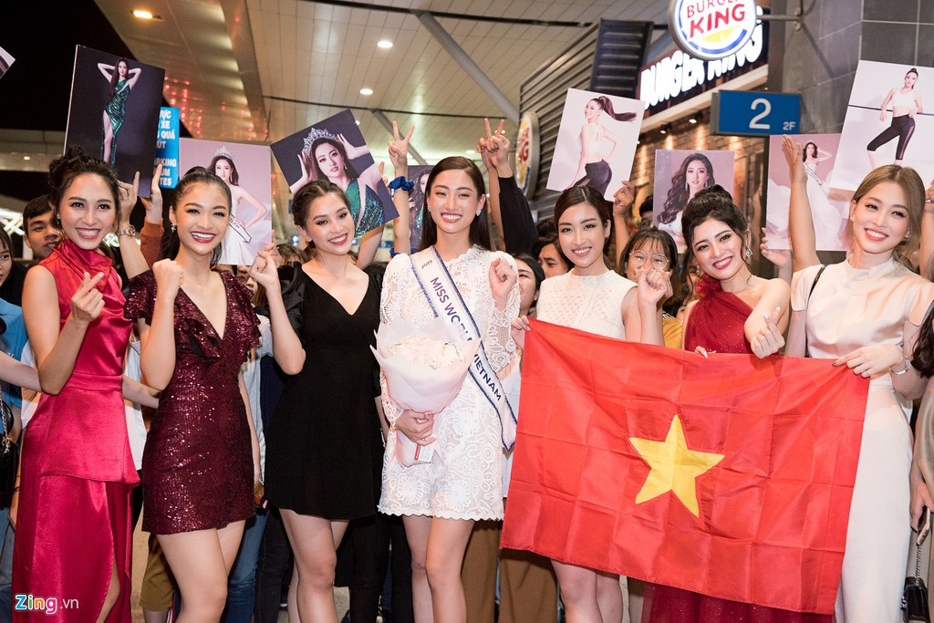 Ngoài Tiểu Vy và Đỗ Mỹ Linh, Á hậu Phương Nga, Á hậu Kiều Loan và một số người đẹp trong cuộc thi Hoa hậu Thế giới Việt Nam 2019 cũng xuất hiện tại sân bay Tân Sơn Nhất để tiễn Lương Thùy Linh tới Anh.