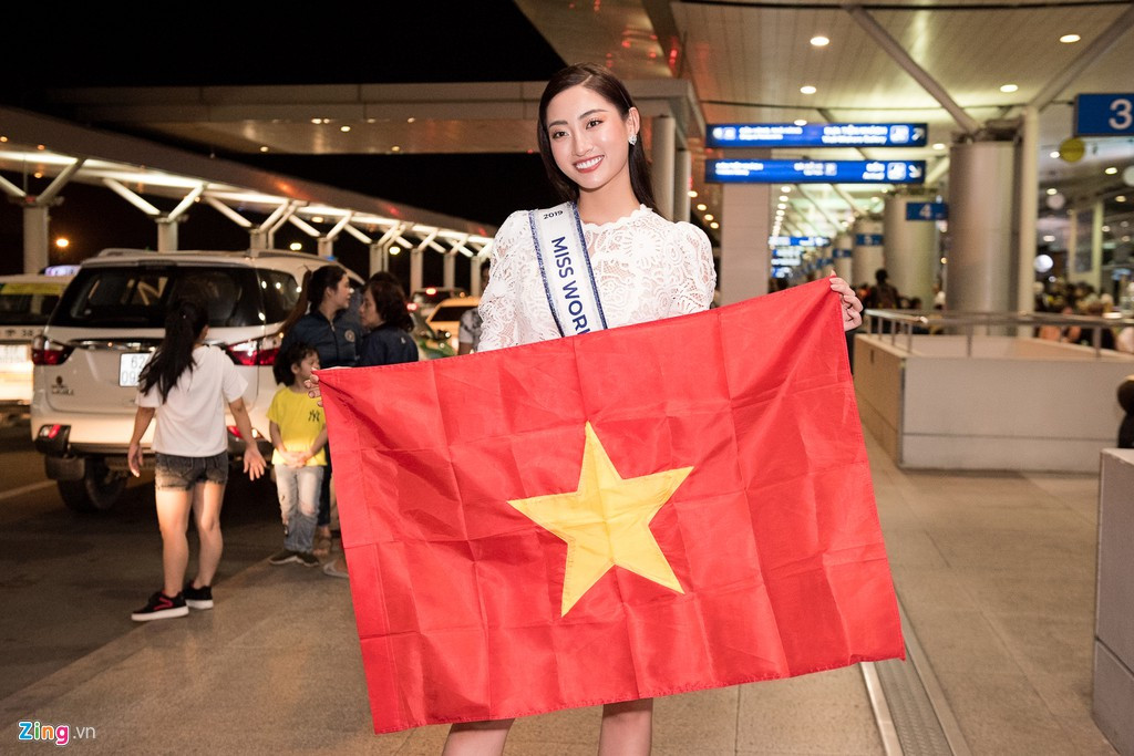 Tuy nhiên, người đẹp Cao Bằng đã bác bỏ nghi vấn trên. Cô cho biết công ty Sen Vàng - đơn vị nắm bản quyền cử đại diện tham dự Miss World - đã thông báo đến ban tổ chức Miss World 2019, và người đẹp được chấp thuận đến muộn. Phía Hoa hậu Thế giới thông cảm cho lý do của đại diện Việt Nam. Không chỉ Thùy Linh, một số người đẹp đến từ các nước khác cũng chưa có mặt tại London, Anh.