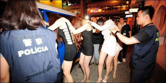 Tiet lo cuc soc ve duong day ban dam hang nghin USD o showbiz-Hinh-2