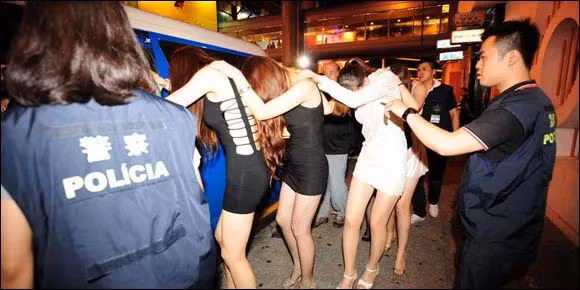 Tiet lo cuc soc ve duong day ban dam hang nghin USD o showbiz-Hinh-2