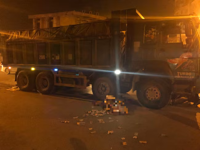 Hai vo chong bi xe tai 