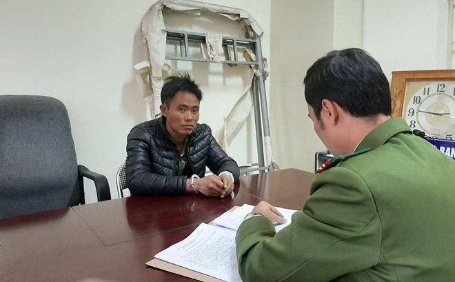 Tiếp đó, Mìn lao vào chém nhiều nhát vào người em Ly Seo D. (sinh năm 2005) khiến nạn nhân bị trọng thương, phải đi cấp cứu tại Bệnh viện Đa khoa tỉnh. Ngay sau khi gây án, đối tượng Mìn đã lên xe máy bỏ chạy về nhà tại Thâm Bon, xã Xuân Hòa (Bảo Yên) và sau đó bị bắt vào sáng ngày 9/11.