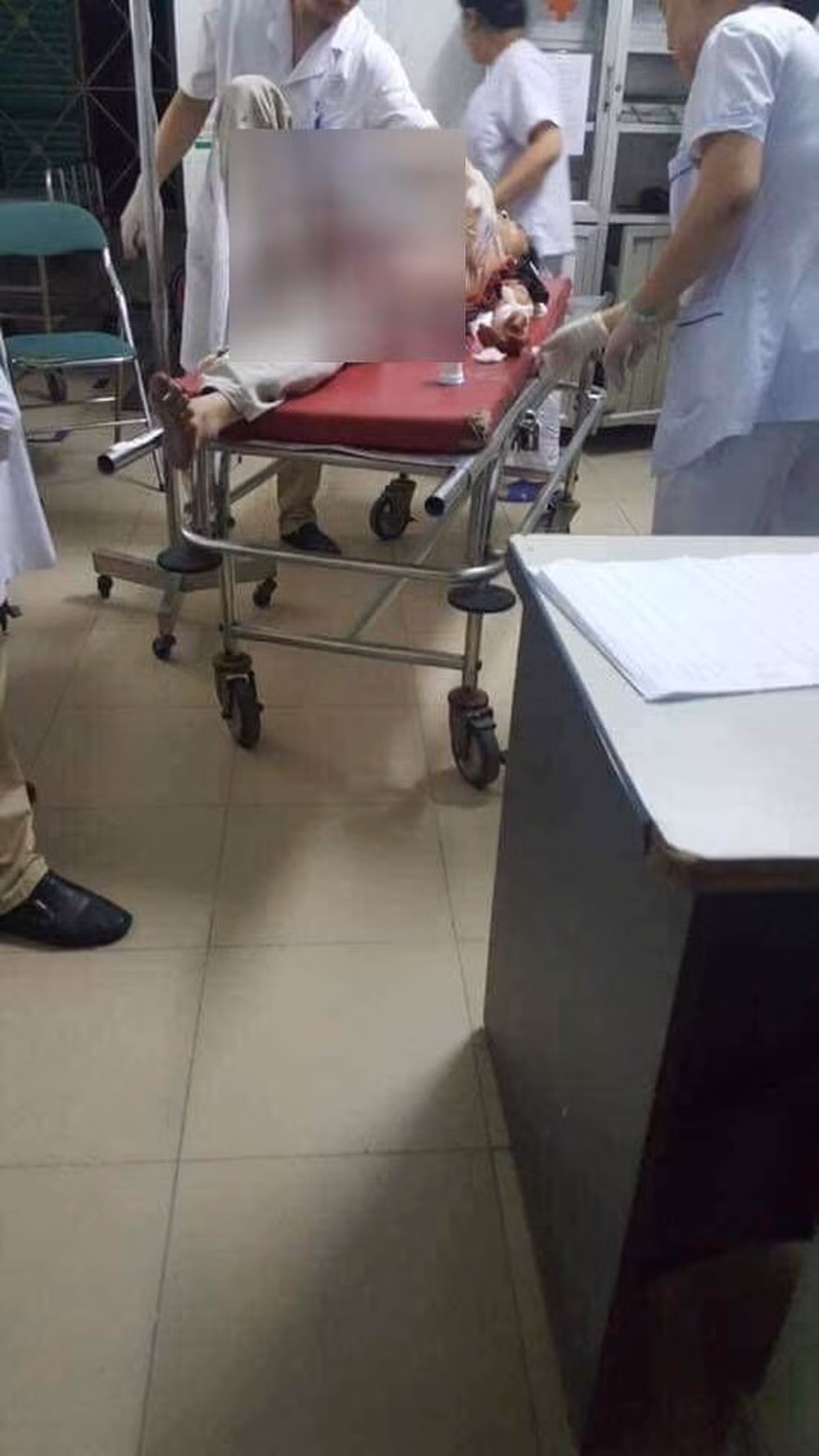 Được biết, Ngọc và con gái hai nạn nhân là vợ chồng và có 1 người con chung nhưng hiện đang sống ly thân. Tại địa phương, đối tượng chưa có tiền án, tiền sự.