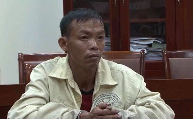 Sắt đã dùng dao đâm ông S., khiến ông gục ngã và chết tại chỗ. Thấy bố bị đâm, anh T. định chạy ra ngoài kêu cứu liền bị Sắt đuổi theo, dùng dao đâm và anh này cũng tử vong ngay sau đó. Nhận được tin báo, Công an TP Uông Bí (Quảng Ninh) đã nhanh truy bắt đối tượng này về trụ sở.