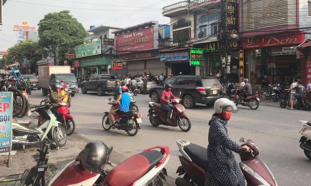 Sau đó xuất hiện ô tô bán tải chạy tới húc ngã xe máy tên cướp trước sự tán thưởng của hàng xóm chủ tiệm vàng. Những người này kêu tài xế lùi ô tô về phía tên cướp khi hắn đang dựng xe dậy định bỏ trốn. Tuy nhiên sau đó tên cướp đã nổ súng, và leo lên xe máy, quay đầu rồi rời khỏi hiện trường. Rồi đã bị lực lượng chức năng bắt giữ.