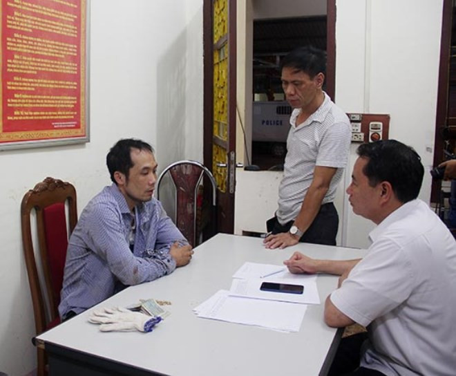 Nhóm này mang theo vũ khí (chưa rõ chủng loại) xông vào Công ty TNHH vàng bạc Trường Ký trên đường Chu Văn Thịnh rồi uy hiếp chủ nhà để cướp. Tuy nhiên, nạn nhân tri hô nên người dân phát hiện vụ việc. Gia đình chủ tiệm vàng sống ở 2 tầng trên của căn nhà. 