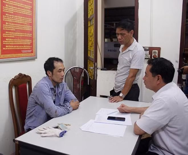 Nhóm này mang theo vũ khí (chưa rõ chủng loại) xông vào Công ty TNHH vàng bạc Trường Ký trên đường Chu Văn Thịnh rồi uy hiếp chủ nhà để cướp. Tuy nhiên, nạn nhân tri hô nên người dân phát hiện vụ việc. Gia đình chủ tiệm vàng sống ở 2 tầng trên của căn nhà. 