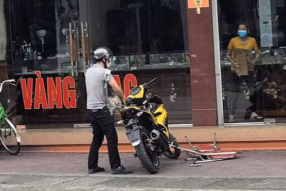 Theo đó, Công an thị xã Đông Triều đã xác định được kẻ cướp tiệm vàng là Đinh Thanh Tùng (SN 29/12/1989, đã có vợ, HKTT: Tổ 2, khu Phan Đình Phùng, phường Cẩm Tây, thành phố Cẩm Phả, tỉnh Quảng Ninh; hiện ở đường An Đà, phường Đằng Giang, quận Ngô Quyền, thành phố Hải Phòng).