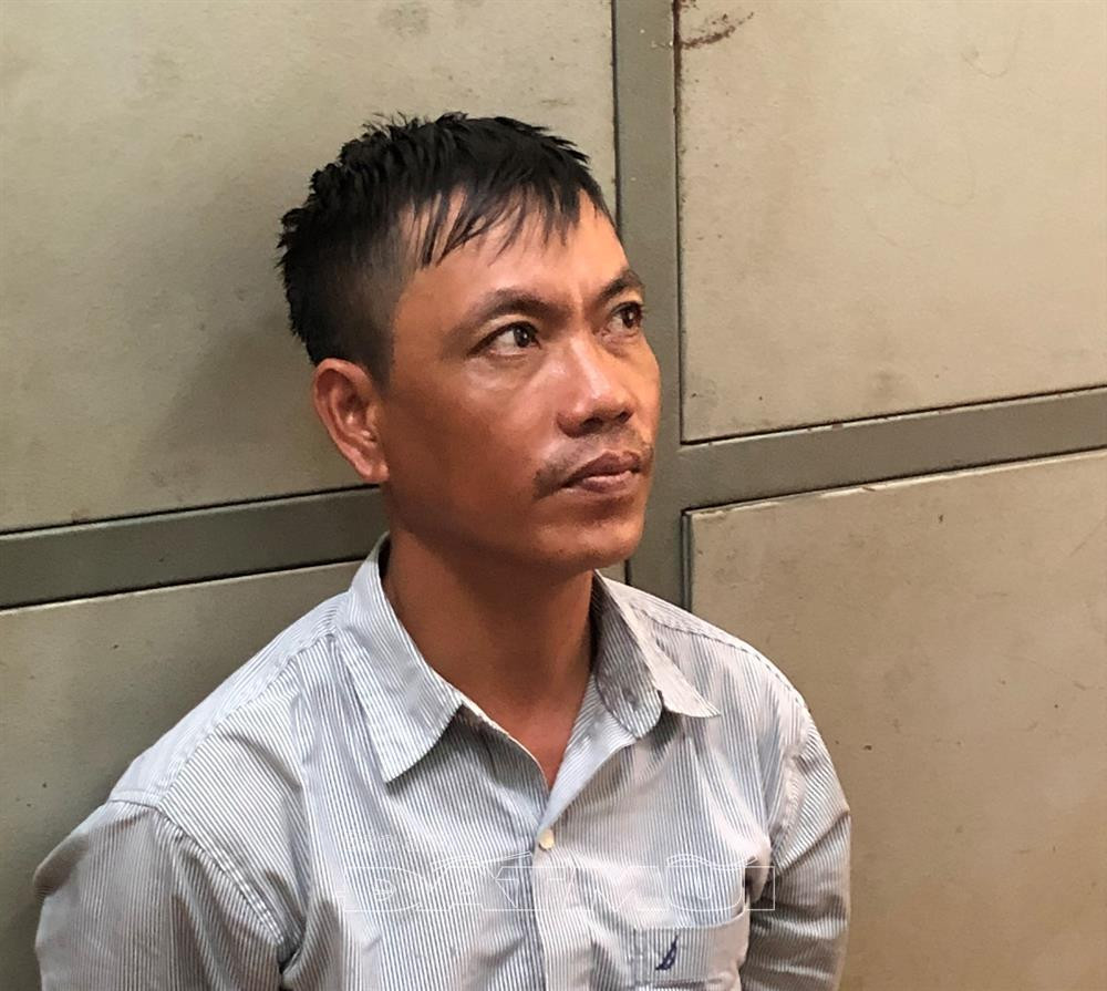 Theo trình báo của chủ tiệm vàng K.T, khoảng 8h20 ngày 16/10, Đạt đội mũ bảo hiểm, đeo khẩu trang vào tiệm hỏi mua và đòi xem thử sợi dây chuyền. Khi chủ tiệm vàng đưa dây chuyền cho xem, bất ngờ Đạt bỏ chạy cùng dây chuyền vàng trên tay. Đối tượng Trương Tấn Đạt cũng khai nhận từng bị Tòa án Nhân dân huyện U Minh tuyên phạt 3 năm tù về tội trộm tài sản và chấp hành án xong vào năm 2016.