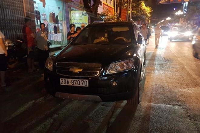 Theo đó, sau khi chạy thoát, nhóm đối tượng này đã bắt taxi và lên xe khách đi về phía Hà Nội, đến khu vực Cò Nòi (huyện Mai Sơn) bị lực lượng Công an Sơn La chặn bắt. Sau đó, đối tượng được đưa về Trạm 36 Công an tỉnh Sơn La để điều tra vụ việc. Xem thêm video: 2 nghi phạm nổ súng cướp tiệm vàng ở TP HCM bị bắt. Nguồn: VTC 14.