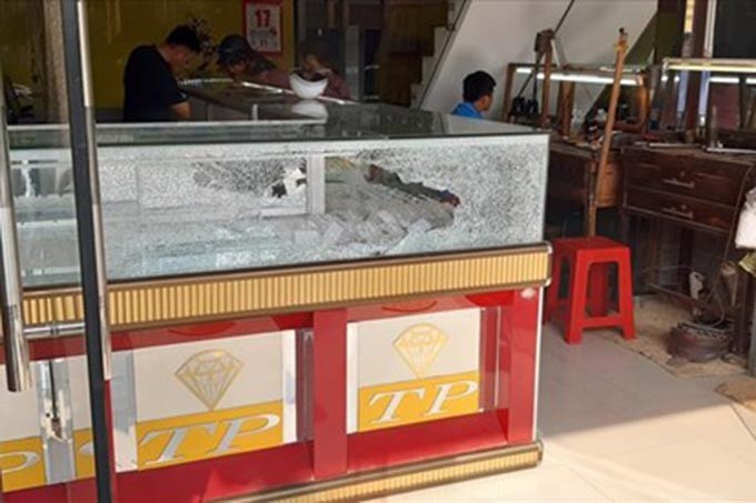 Phòng Cảnh sát hình sự phối hợp Công an huyện Hóc Môn và cơ quan chức năng liên quan đã khẩn trương điều tra truy bắt nghi phạm. Đến tối 22/11, lực lượng Công an đã bắt giữ một đối tượng, sau đó vận động đối tượng thứ hai ra đầu thú.