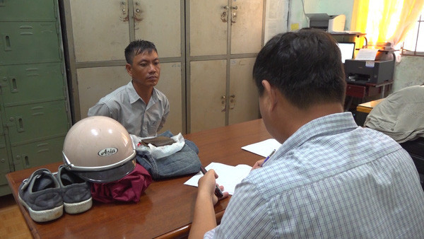 Số vàng cướp được, Đạt mang đến bán cho một tiệm vàng khác cũng ở thành phố Cà Mau được 52 triệu đồng; khi bị bắt Đạt đã tiêu xài hết, chỉ còn 10 triệu đồng. Trước đó, Cơ quan công an tiếp nhận tin báo của chủ tiệm vàng K.T, phường 5, thành phố Cà Mau, về việc bị cướp một sợi dây chuyền khoảng 2 lượng vàng.