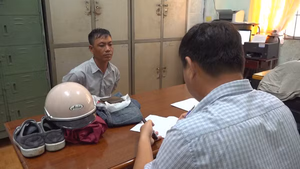 Số vàng cướp được, Đạt mang đến bán cho một tiệm vàng khác cũng ở thành phố Cà Mau được 52 triệu đồng; khi bị bắt Đạt đã tiêu xài hết, chỉ còn 10 triệu đồng. Trước đó, Cơ quan công an tiếp nhận tin báo của chủ tiệm vàng K.T, phường 5, thành phố Cà Mau, về việc bị cướp một sợi dây chuyền khoảng 2 lượng vàng.