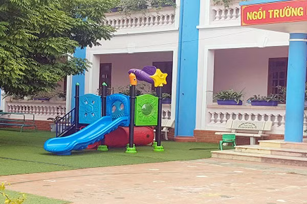 Be 3 tuoi tu vong khi choi cau truot: Trach nhiem truong Mam non Phu Lo the nao?