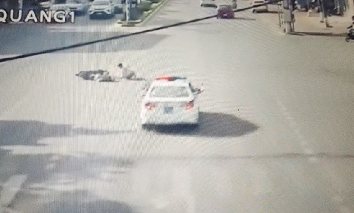 CSGT chặn kịp thời người đi xe điện lao vào đoàn xe ưu tiên CSGT chan kip thoi nguoi di xe dien lao vao doan xe uu tien