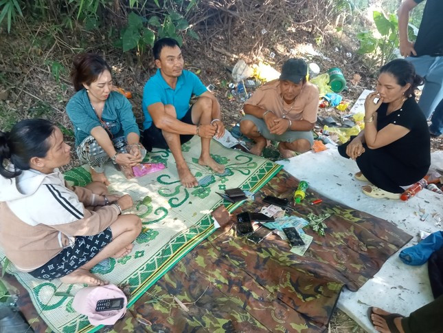 Triệt phá sới bạc trong nghĩa trang, bắt giữ 5 đối tượng Triet pha soi bac trong nghia trang, bat giu 5 doi tuong