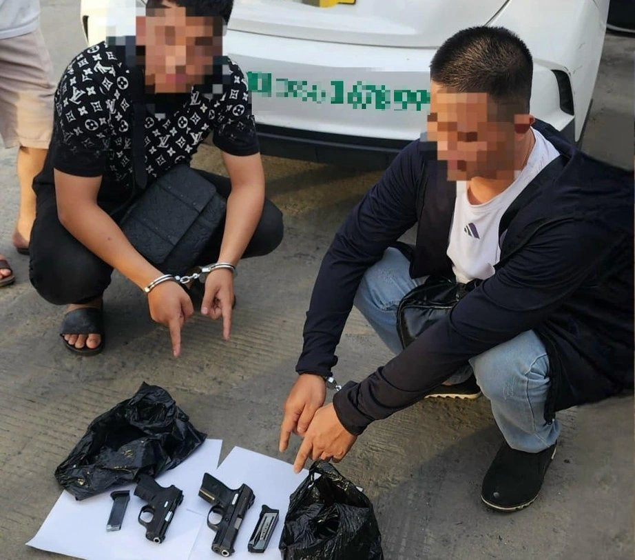 Bắt nóng 2 đối tượng tàng trữ vũ khí quân dụng trái phép Bat nong 2 doi tuong tang tru vu khi quan dung trai phep