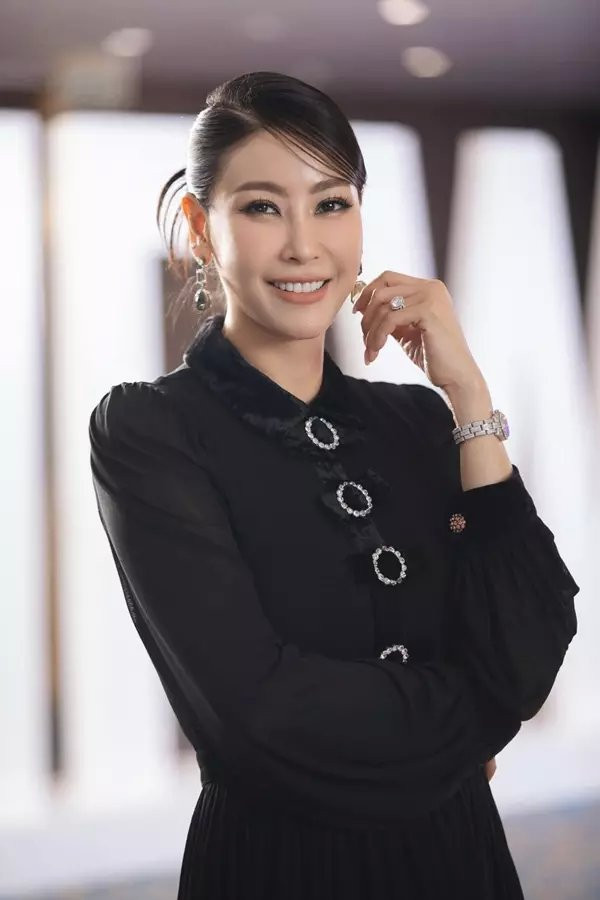 Hoa hậu nổi tiếng đông con, đăng quang 32 năm vẫn trẻ đẹp khó tin - Hình 2 Hoa hau noi tieng dong con, dang quang 32 nam van tre dep kho tin-Hinh-2